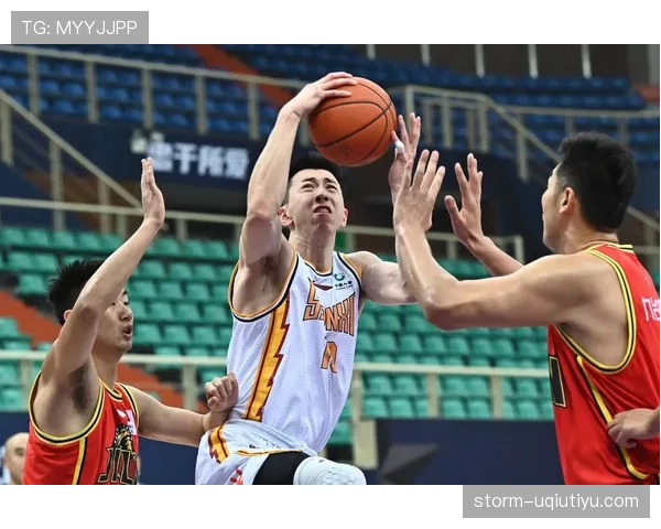 《篮球回场规则详解》：CBA与NBA规则差异对比，哪种判罚更公平？